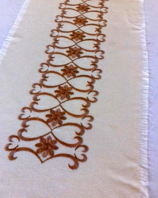 runner cu broderie