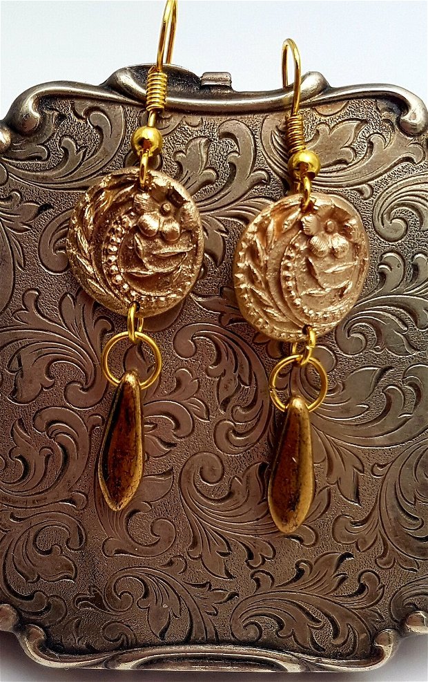 cercei unicat din bronz auriu cu model floral și mărgele daggers