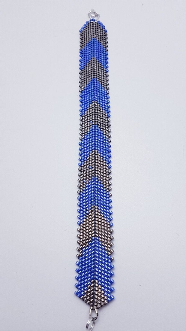 brățari tip manseta cu model geometric (zig zag, sageata) din mărgele japoneze, albastre și argintii