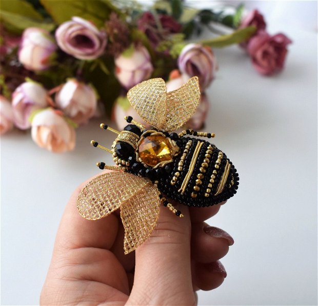 Broșă 3D albinuță