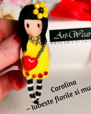 REZERVAT Brosa Papusica - Carolina  Iubeste florile si muzica din Colectia Papusi cu Dichis