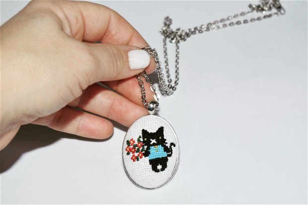 Colier cu medalion cusut manual pisicuță