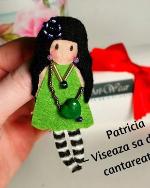 Vândut Brosa Papusica Patricia din Colectia Papusi cu Dichis