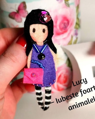 VANDUT - Brosa Papusica Lucy din Colectia Papusi cu Dichis