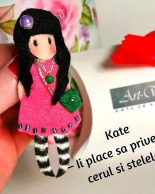 REZERVAT Brosa Papusica Kate din Colectia Papusi cu Dichis