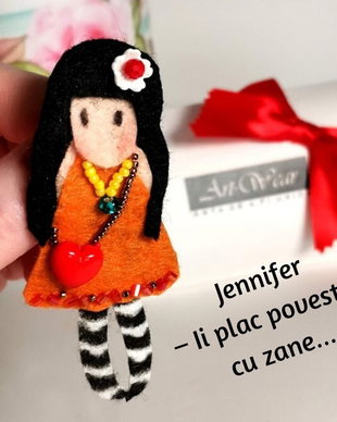 VANDUT -Brosa Papusica Jennifer din Colectia Papusi cu Dichis