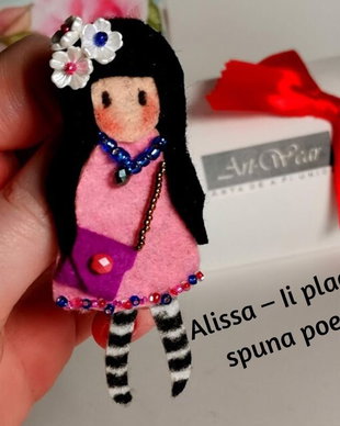 REZERVAT Brosa Papusica Alissa din Colectia Papusi cu Dichis