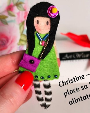 Vândut Brosa Papusica Christine din Colectia Papusi cu Dichis