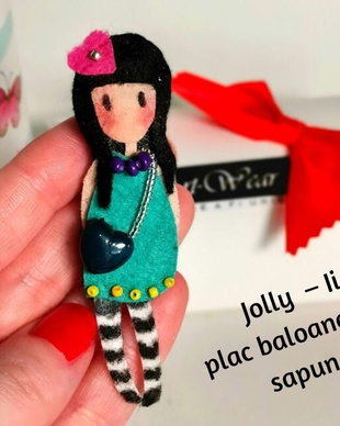 Vândut Brosa Papusica Jolly din Colectia Papusi cu Dichis