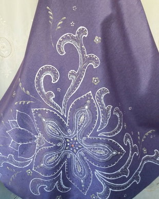 Pictură pe rochie lila