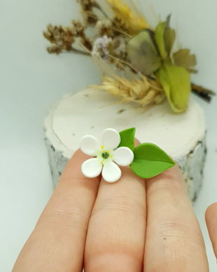 Brosa-martisor floare de corcodus