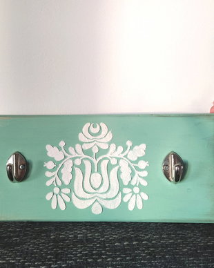 Cuier cu decor in relief