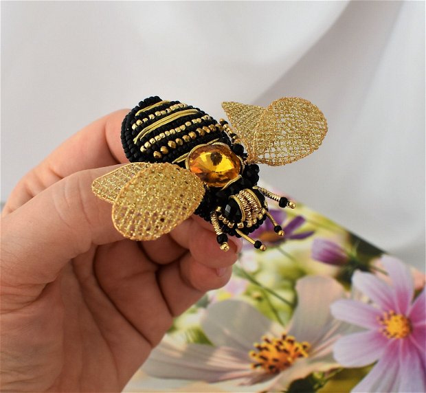 Broșă 3D albinuță