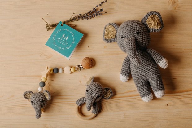 Set cadou bebelus nou nascut jucarii crosetate , elefant crosetat , inel gingival din lemn, lantic suport suzeta din lemn si silicon