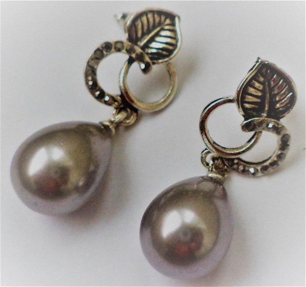 Cercei handmade cu perle acrilice sub forma de lacrima