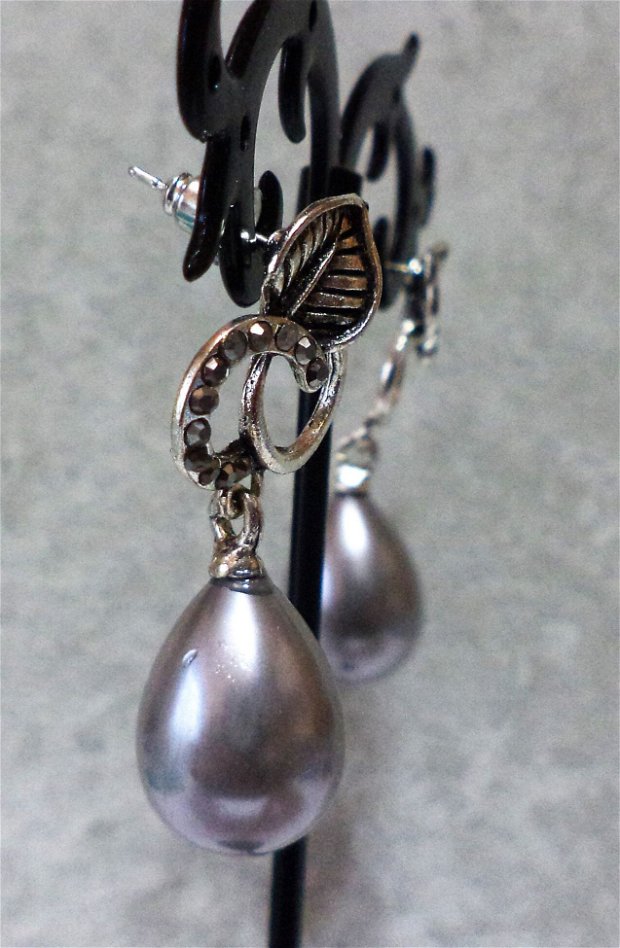 Cercei handmade cu perle acrilice sub forma de lacrima