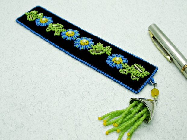 Semn de Carte din Catifea cu Flori Brodate in Stil Traditional Romanesc