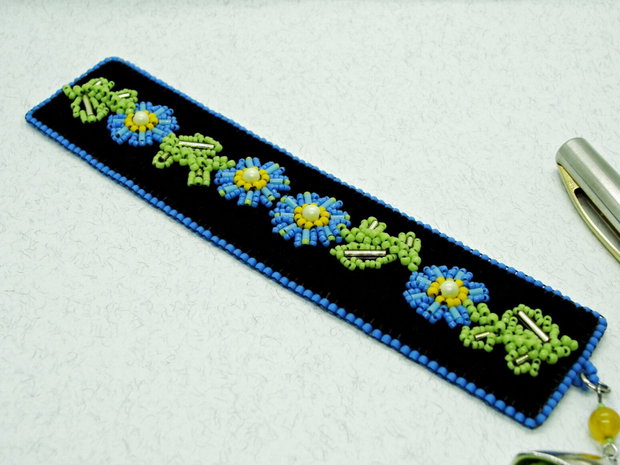 Semn de Carte din Catifea cu Flori Brodate in Stil Traditional Romanesc
