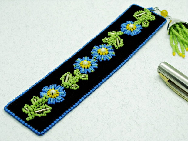 Semn de Carte din Catifea cu Flori Brodate in Stil Traditional Romanesc
