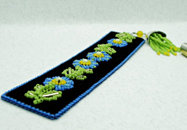 Semn de Carte din Catifea cu Flori Brodate in Stil Traditional Romanesc