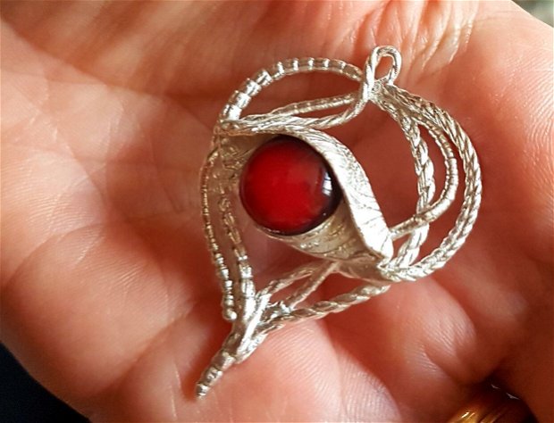 pandantiv unicat, ochiul inimii, din argint fin, în forma de inima cu ochi și cabochon de sticla de Murano rosie