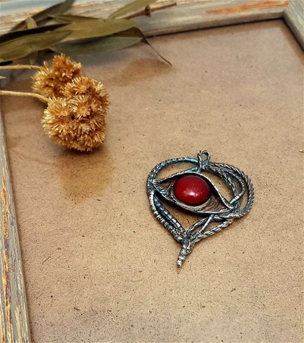 pandantiv unicat, ochiul inimii, din argint fin, în forma de inima cu ochi și cabochon de sticla de Murano rosie