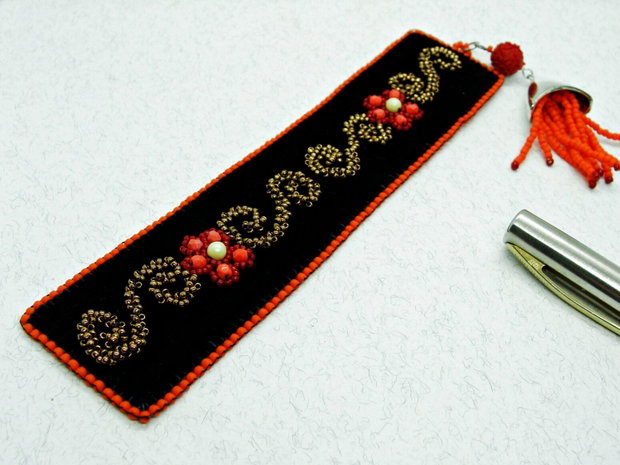 Semn de Carte din Catifea cu Flori Brodate in Stil Traditional Romanesc