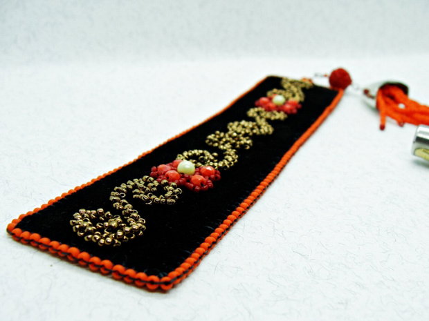 Semn de Carte din Catifea cu Flori Brodate in Stil Traditional Romanesc