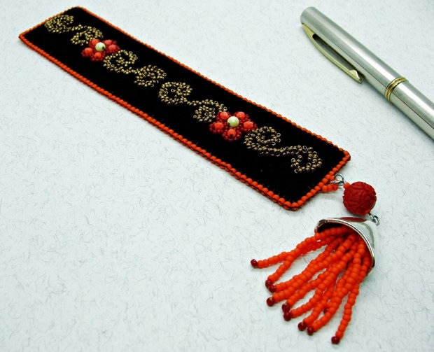 Semn de Carte din Catifea cu Flori Brodate in Stil Traditional Romanesc