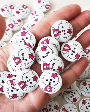 Nasturi din lemn. Nasturi rotunzi. Nasturi Hello Kitty