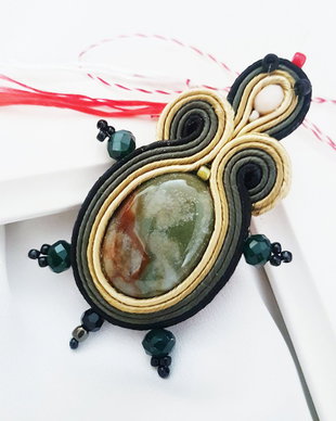 Brosa-mărțișor broscuta soutache