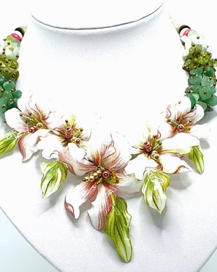 Colier verde degrade cu magnolii