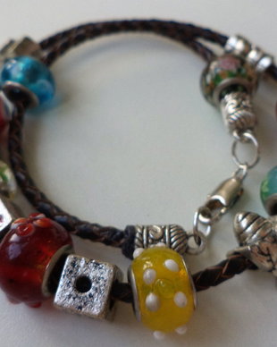 Bratara handmade din piele cu elemente tip pandora