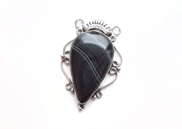 Pandantiv sardonyx in rama de alama argintata