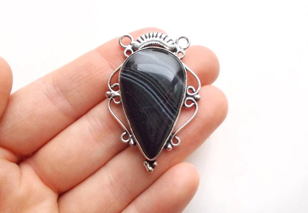 Pandantiv sardonyx in rama de alama argintata