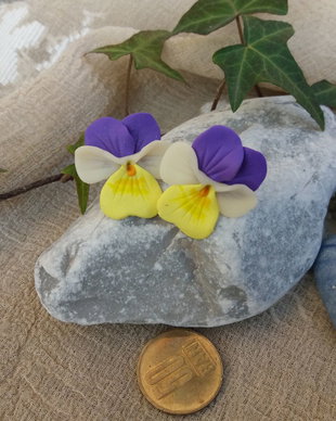 Cercei cu șurub  panseluță alb -galben- violet