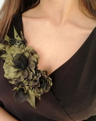 Aplicatie eleganta din flori textile/Brosa textila