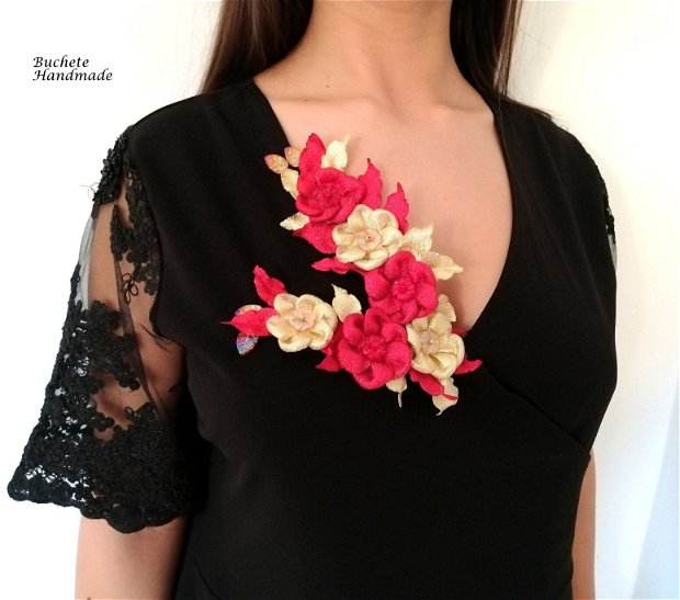 Aplicatie eleganta din flori textile cu cercei