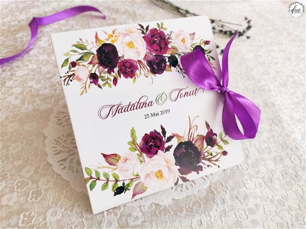 Invitatie nunta cu aranjament floral violet si panglica mov