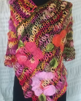 Poncho tricotat manual cu flori de lână merinos impaslite