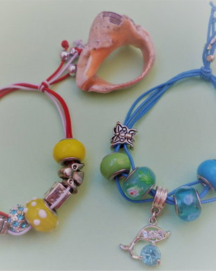 Bratari cu margele tip pandora montate pe baza de elastic colorat