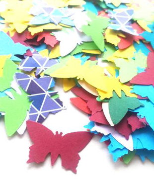 350 fluturi decupati din hârtie colorată