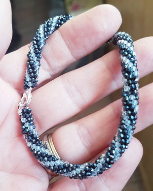 brățara din cristale naturale de spinel si cuart microfatetate,  model spirala Cellini