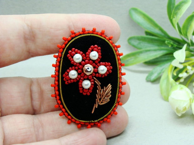 Brosa-martisor cu perlute Swarovski