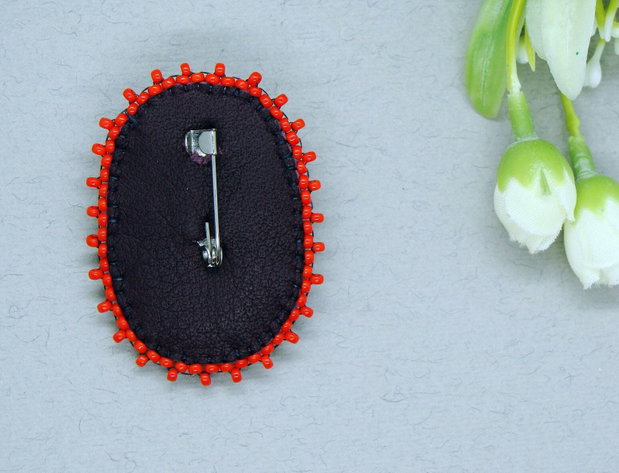 Brosa-martisor cu perlute Swarovski