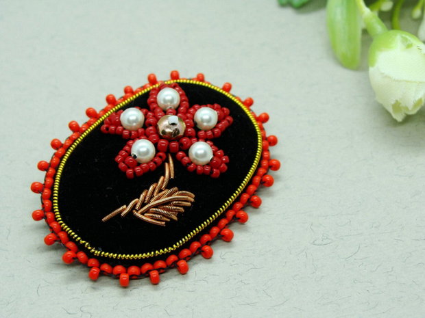 Brosa-martisor cu perlute Swarovski