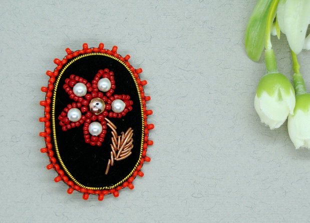 Brosa-martisor cu perlute Swarovski