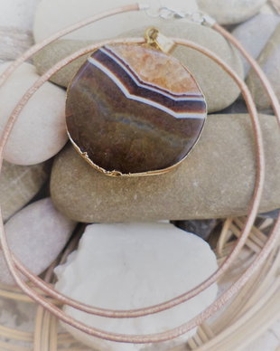 Colier handmade cu pandantiv din felie de agat /colier talisman