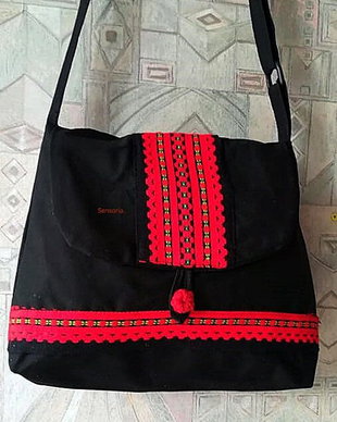 geanta neagra cu tesatura populara rosie