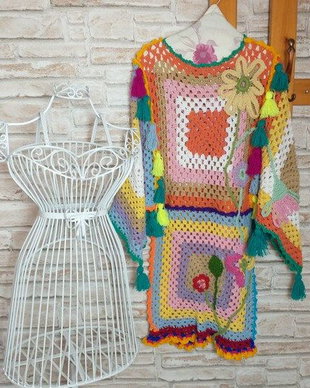 Rochie croșetată și accesorizată cu flori și ciucuri